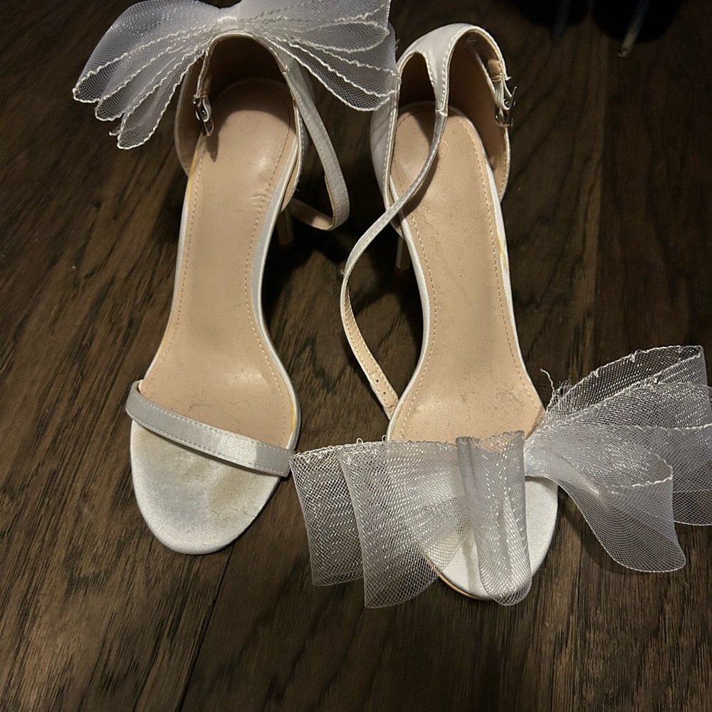 Elegant White Women's Heels with Bow Accent